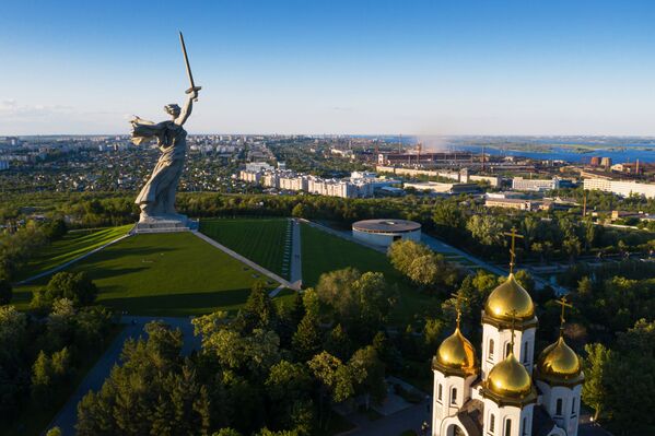 Монумент Родина-мать зовет! на Мамаевом кургане в Волгограде после реставрации. - Sputnik Латвия