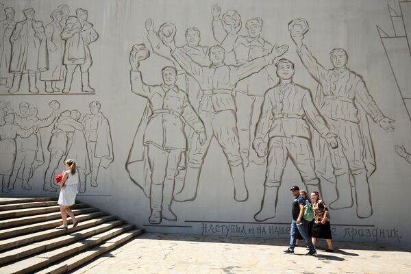 Посетители на территории мемориального комплекса Героям Сталинградской битвы на Мамаевом кургане в Волгограде. - Sputnik Латвия