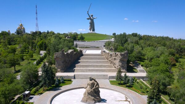 Монумент Родина-мать зовет! на Мамаевом кургане в Волгограде после реставрации - Sputnik Latvija