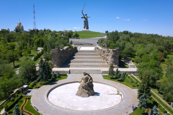 Монумент Родина-мать зовет! на Мамаевом кургане в Волгограде после реставрации - Sputnik Латвия