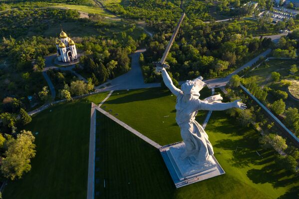 Монумент Родина-мать зовет! на Мамаевом кургане после реставрации. - Sputnik Латвия