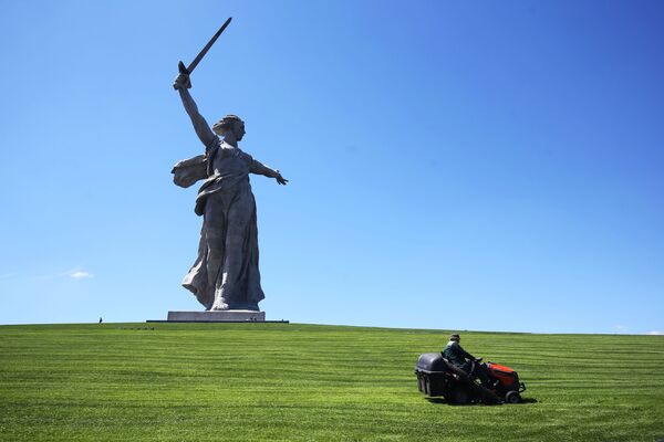 Монумент Родина-мать зовет! на Мамаевом кургане после реставрации. - Sputnik Латвия
