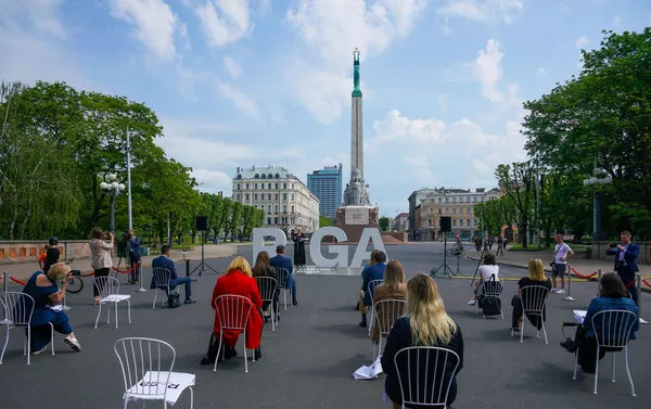 Пресс-конференция прошла на Площади Свободы с соблюдением 2-метровой дистанции Пресс-конференция прошла на Площади Свободы с соблюдением 2-метровой дистанции - Sputnik Латвия