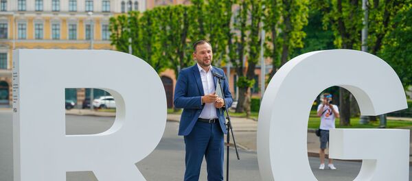 Глава временной администрации Риги Эдвин Балшевич призвал владельцев кафе и ресторанов открывать террасы - Sputnik Латвия