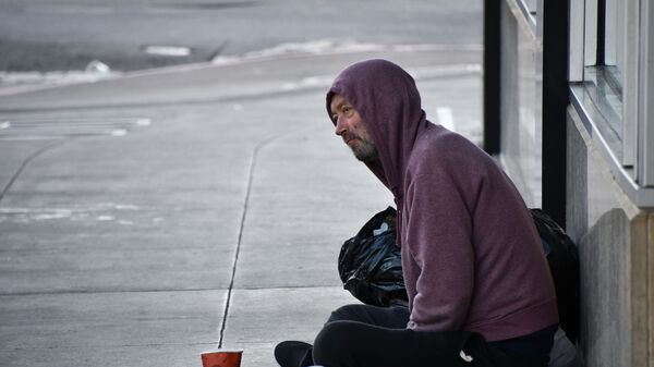 Бездомный на улице  - Sputnik Latvija