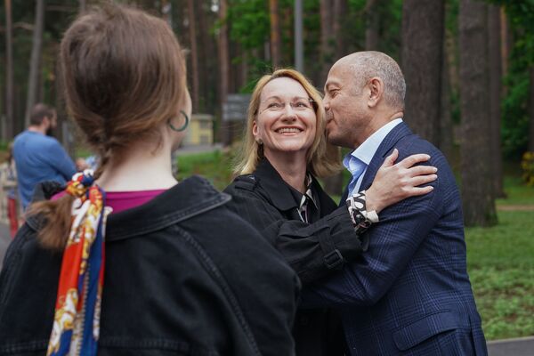 Политики Латвии собрались на эстраде в Межапарке: кулуарные беседы и будущее проекта - Sputnik Латвия