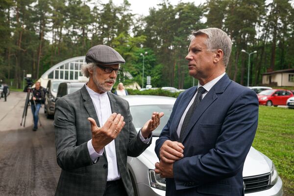 Политики Латвии собрались на эстраде в Межапарке: кулуарные беседы и будущее проекта - Sputnik Латвия