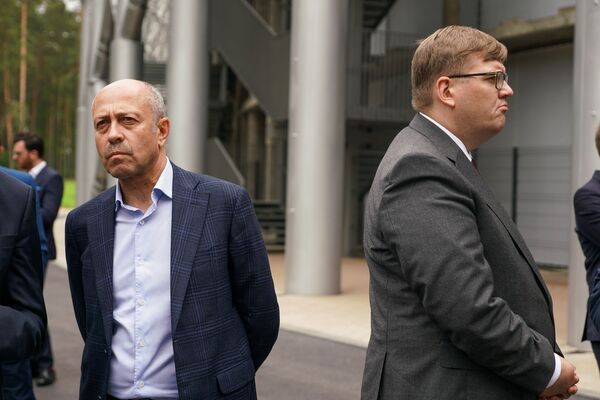 Политики Латвии собрались на эстраде в Межапарке: кулуарные беседы и будущее проекта - Sputnik Латвия