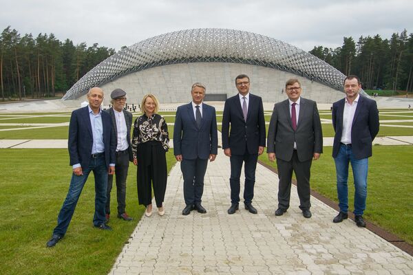 Политики Латвии собрались на эстраде в Межапарке: кулуарные беседы и будущее проекта - Sputnik Латвия