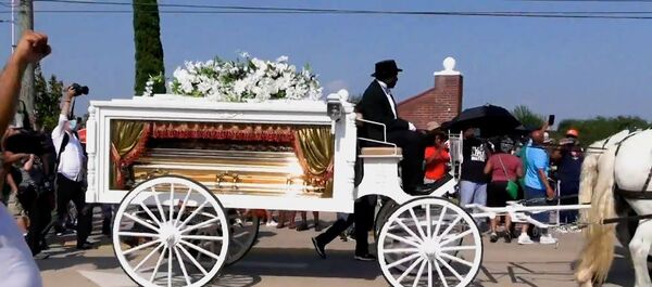 Золотой гроб и конный катафалк: как в Техасе хоронили Джорджа Флойда - Sputnik Латвия