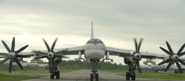 Американские истребители F-22 подцепились к российским ракетоносцам над Тихим океаном Американские истребители F-22 подцепились к российским ракетоносцам над Тихим океаном - Sputnik Latvija