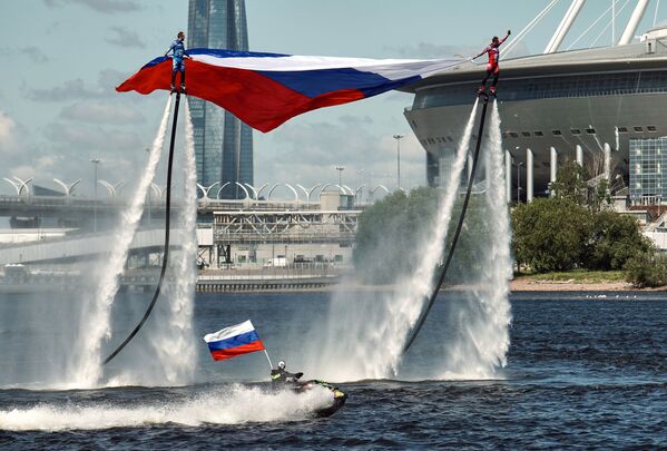Спортсмены сборной России по гидрофлаю открывают празднование Дня России поднятием флага на Петровской косе в Санкт-Петербурге - Sputnik Латвия