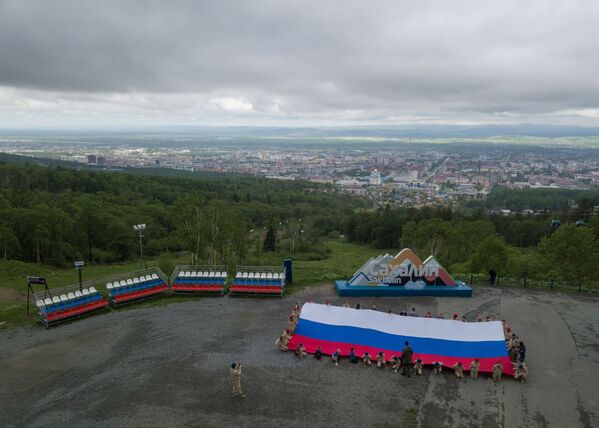 Участники акции Флаг России на горе Большевик в Южно-Сахалинске - Sputnik Латвия