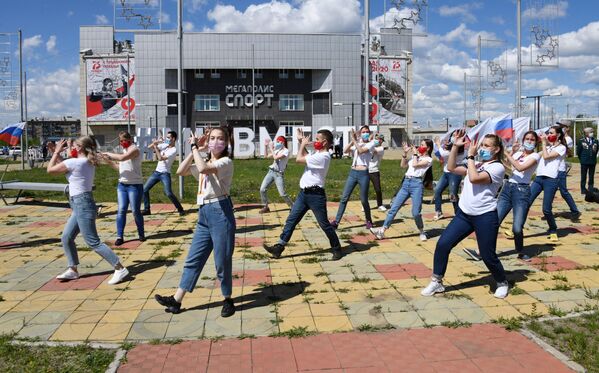 Танцевальный флешмоб Моя Россия в Чите - Sputnik Латвия