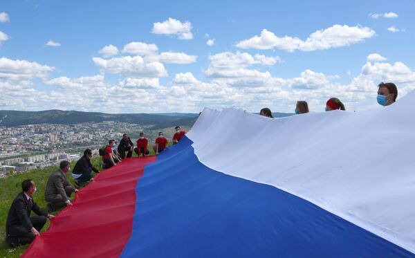 Российский флаг развернули на Титовской сопке в Чите  - Sputnik Латвия