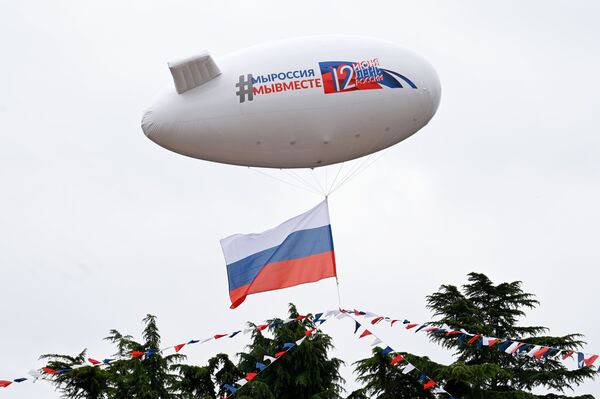 Аэростат, украшенный флажковой гирляндой цвета российского триколора, во время празднования Дня России в Сочи - Sputnik Латвия