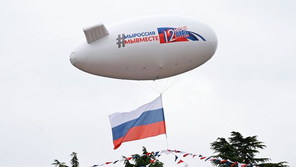 Аэростат, украшенный флажковой гирляндой цвета российского триколора, во время празднования Дня России в Сочи - Sputnik Latvija