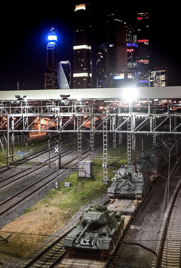 Искандер-М, Ярс, Торнадо-С, Панцирь, С-400: в Москву привезли боевую технику Искандер-М, Ярс, Торнадо-С, Панцирь, С-400: в Москву привезли боевую технику - Sputnik Латвия