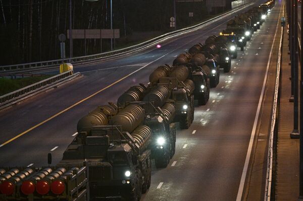 Искандер-М, Ярс, Торнадо-С, Панцирь, С-400: в Москву привезли боевую технику Искандер-М, Ярс, Торнадо-С, Панцирь, С-400: в Москву привезли боевую технику - Sputnik Латвия