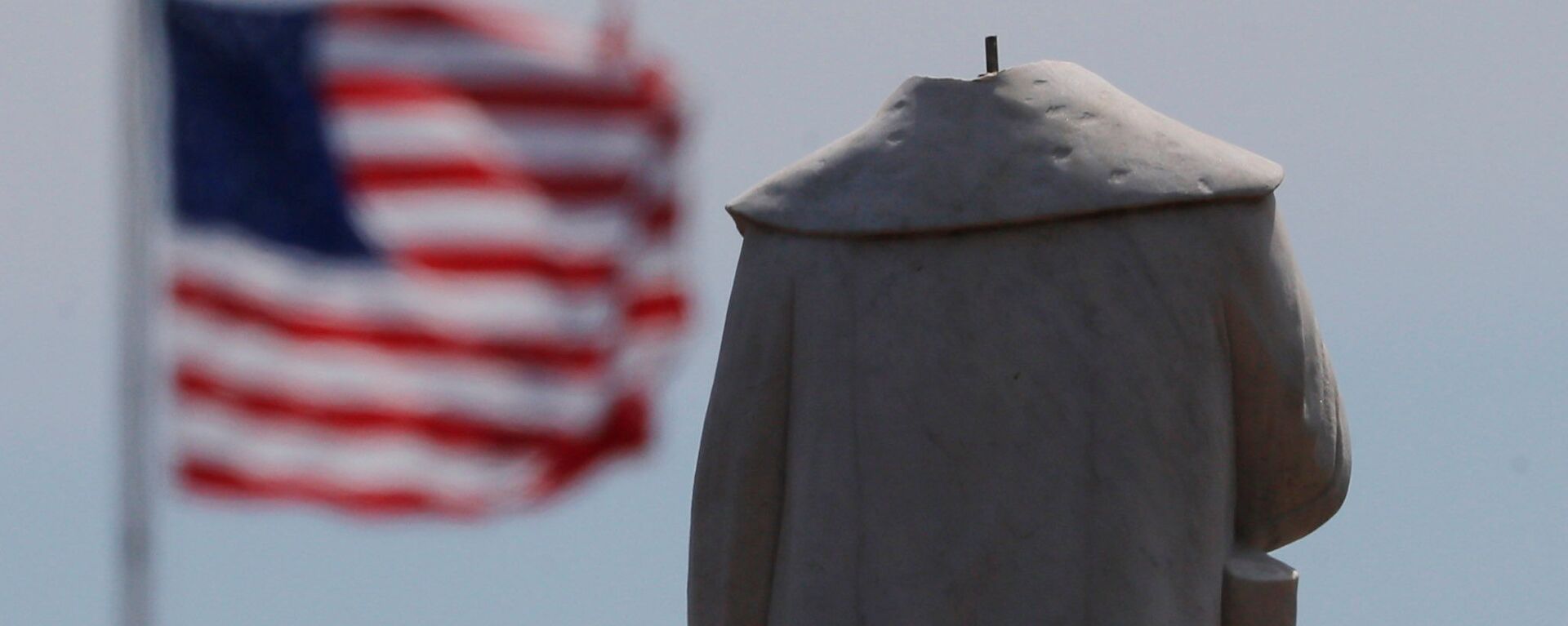 Протестующие обезглавили монумент первооткрывателя Америки Христофора Колумба в Бостоне - Sputnik Латвия, 1920, 14.06.2020