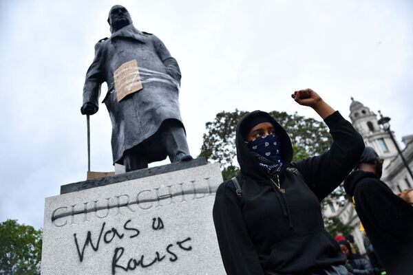 Так сегодня выглядит памятник Черчиллю в Лондоне. - Sputnik Латвия