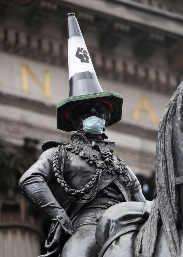 Конная статуя герцога Веллингтона с дорожным конусом на голове и в маске после акций протеста в Глазго, Великобритания. - Sputnik Латвия