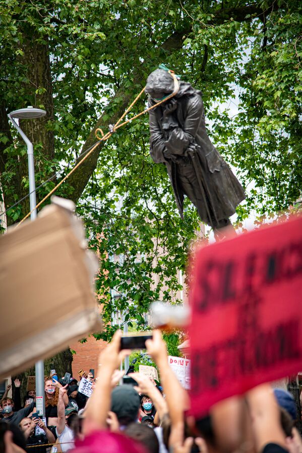 Демонстранты свергают статую Эдварда Кольстона, Бристоль, Великобритания. - Sputnik Латвия