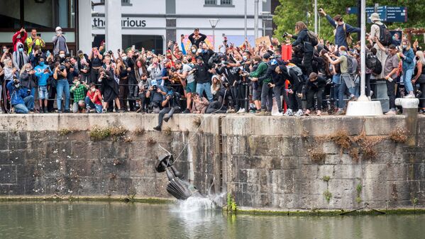 Демонстранты сбрасывают в воду статую Эдварда Кольстона, Бристоль, Великобритания. - Sputnik Латвия