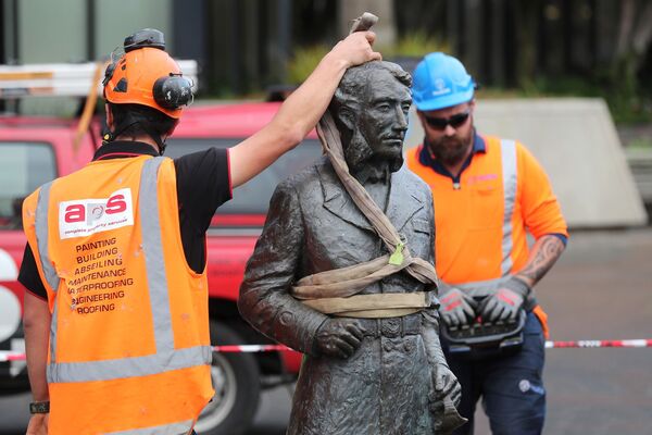 Рабочие убирают статую капитана Джона Фейна Чарльза Гамильтона с Гражданской площади в Гамильтоне из-за поступивших угроз. - Sputnik Латвия