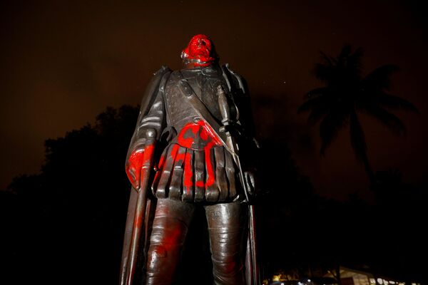 Оскверненная статуя Христофора Колумба,  Майами, штат Флорида, США. - Sputnik Латвия