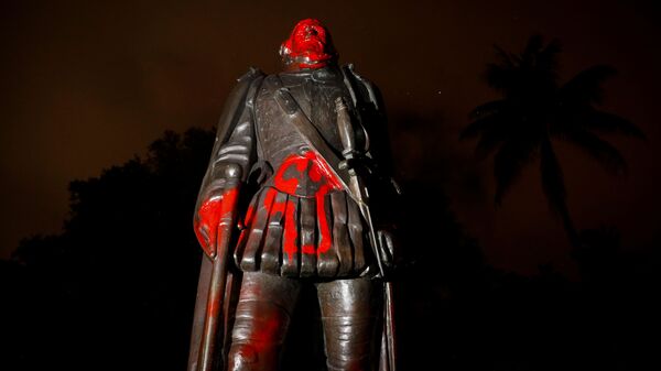 Оскверненная статуя Христофора Колумба,  Майами, штат Флорида, США - Sputnik Латвия