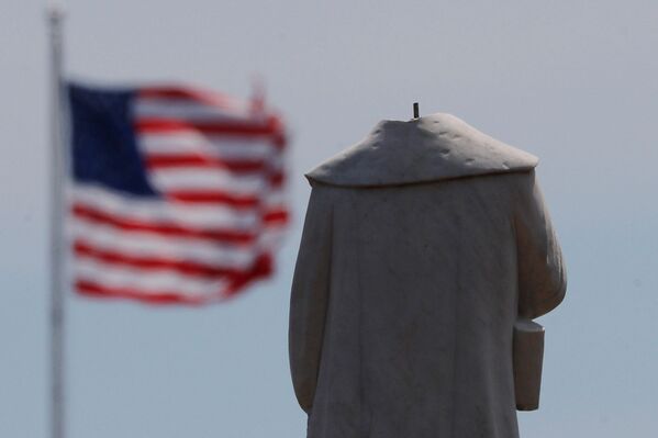 Протестующие обезглавили монумент первооткрывателя Америки Христофора Колумба в Бостоне. - Sputnik Латвия