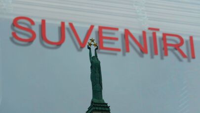 Продажа сувениров в Риге. Памятник Свободы