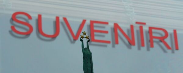 Продажа сувениров в Риге. Памятник Свободы - Sputnik Латвия