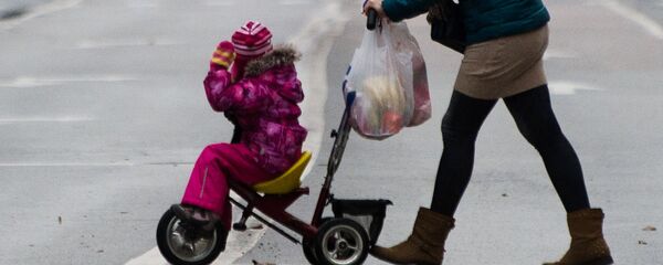 Jauna sieviete ar bērnu. Foto no arhīva Jauna sieviete ar bērnu. Foto no arhīva - Sputnik Latvija