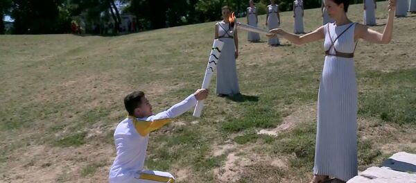 Зажжение огня Игр-2016: первый факелоносец, оливковая ветвь и белый голубь - Sputnik Латвия