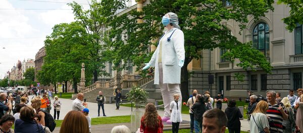 Статуя медикам у Художественного музея в Риге - Sputnik Латвия