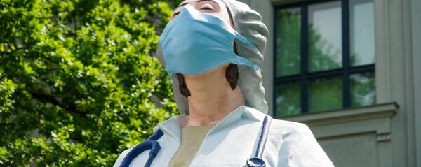 Статуя медикам у Художественного музея в Риге Статуя медикам у Художественного музея в Риге - Sputnik Latvija