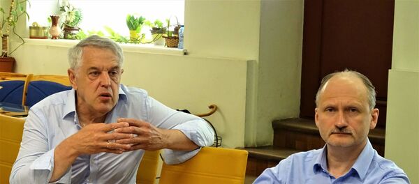 Профессор Александр Гапоненко и сопредседатель Русского союза Латвии Мирослав Митрофанов - Sputnik Латвия