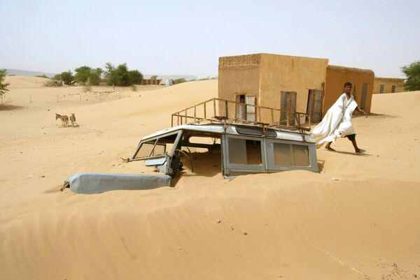 Машина, засыпанная песком, в местечке Бумдид в Мавритании - Sputnik Латвия