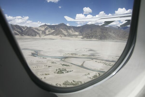 Пустынные пески видны с самолета возле Лхасы в Тибете - Sputnik Латвия