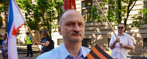 Мирослав Митрофанов на акции протеста РСЛ у Сейма Латвии против запрета георгиевской ленточки - Sputnik Латвия