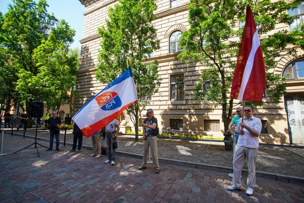 Людей в Латвии уже запретили, но ленту не запретят! Акция протеста у Сейма в Риге - Sputnik Латвия