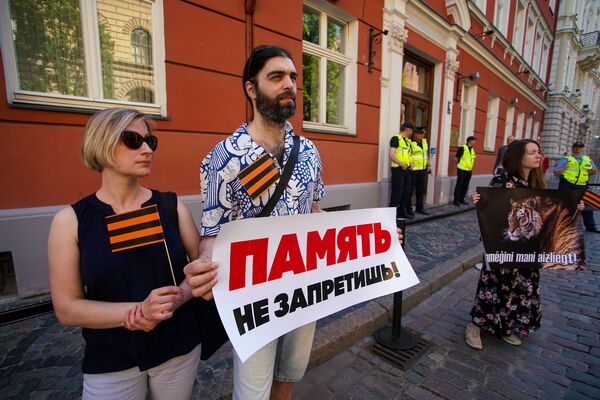 Людей в Латвии уже запретили, но ленту не запретят! Акция протеста у Сейма в Риге - Sputnik Латвия