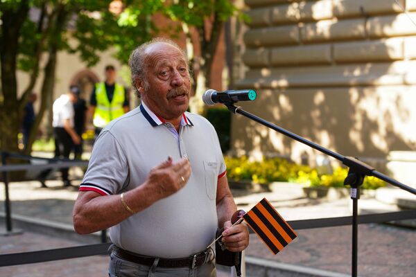 Людей в Латвии уже запретили, но ленту не запретят! Акция протеста у Сейма в Риге - Sputnik Латвия