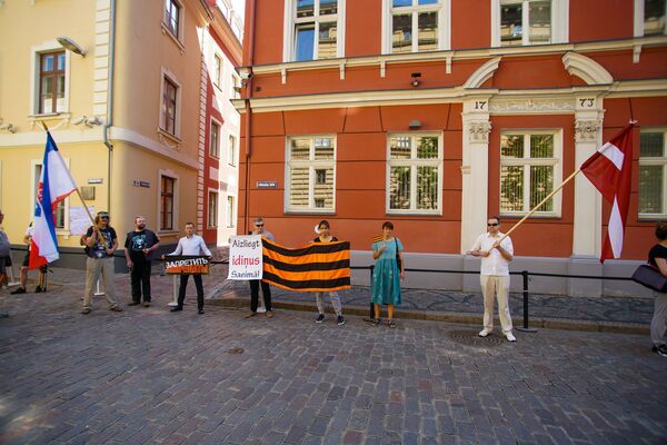 Людей в Латвии уже запретили, но ленту не запретят! Акция протеста у Сейма в Риге - Sputnik Латвия