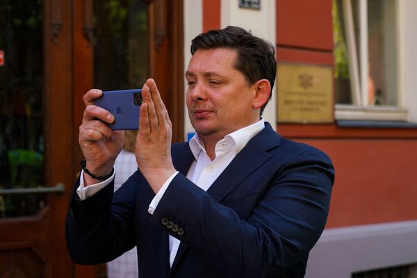 Людей в Латвии уже запретили, но ленту не запретят! Акция протеста у Сейма в Риге - Sputnik Латвия