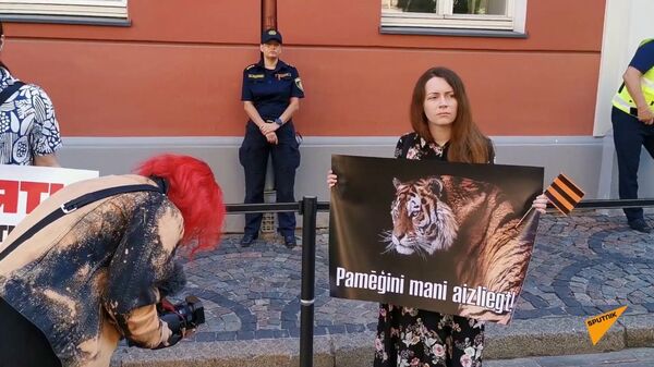 К Сейму Латвии вышли протестующие с георгиевскими лентами, требуя Запретить дураков - Sputnik Латвия