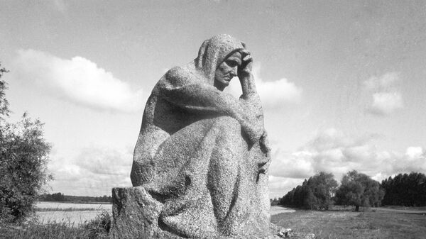 Памятник Скорбящая псковитянка на месте уничтоженной гитлеровцами деревни Красуха Псковской области - Sputnik Латвия