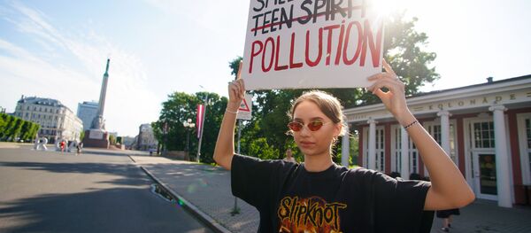 Акция молодежной организации Fridays for Future Latvia - Не вернемся к старым привычкам - Sputnik Латвия